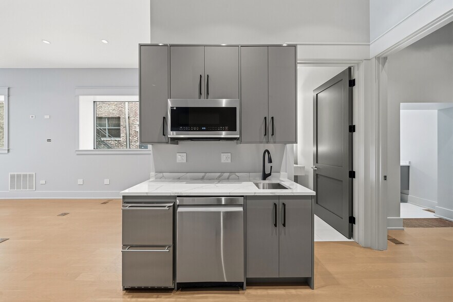 More Photos Of 619 W Randolph St, Chicago Restaurant For Sale