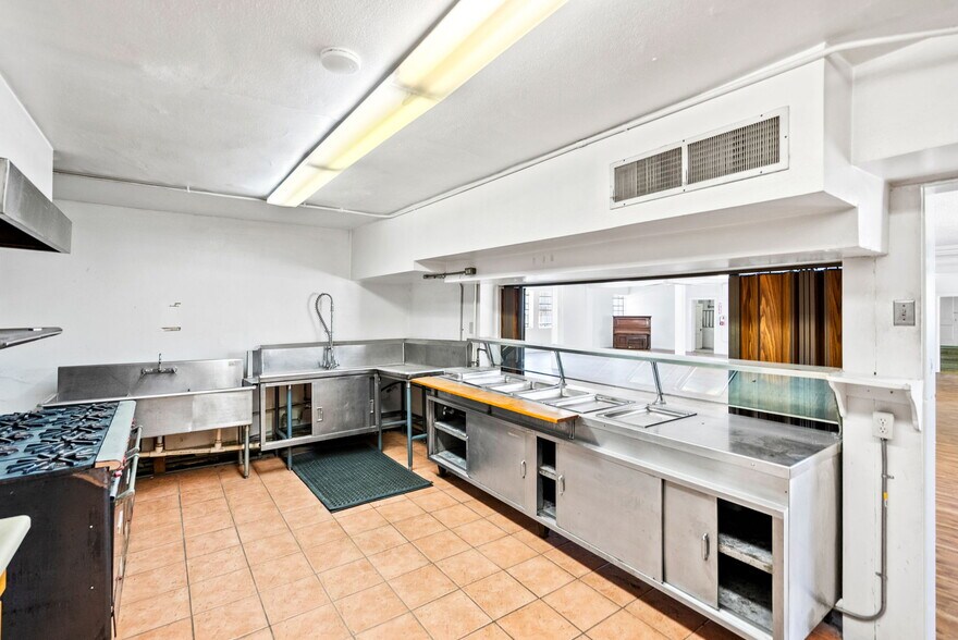 More Photos Of 1701 W Woodlawn Ave, San Antonio Religious Facility For Sale