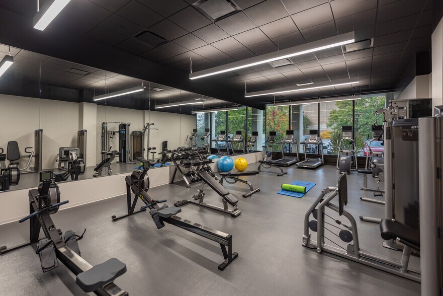 More Photos Of 1900 Spring Rd, Oak Brook Office For Lease