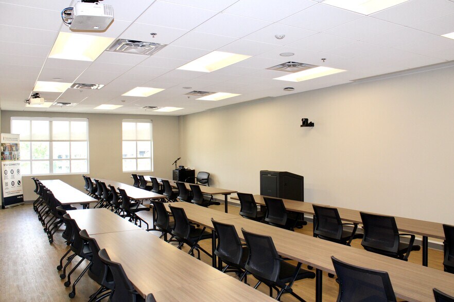 More Photos Of 212 Overlook Cir, Brentwood Office For Sale