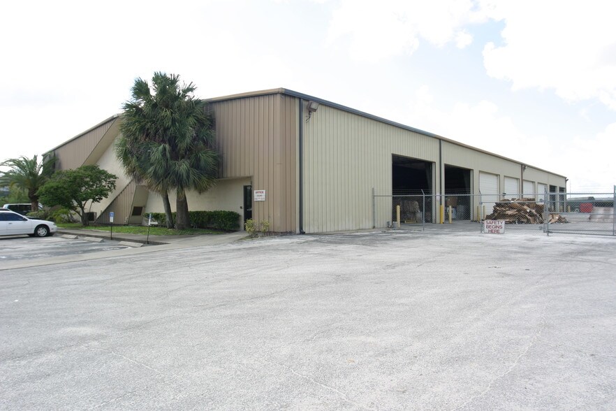 More Photos Of 8810 Enterprise Blvd, Largo Warehouse For Lease