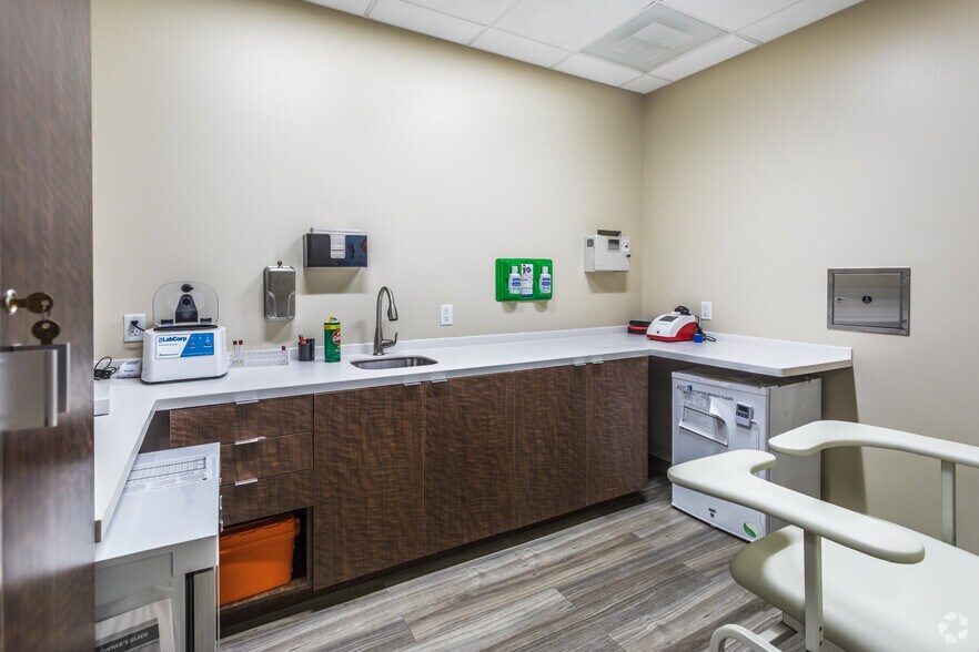 More Photos Of 2847 Poplar Ave, Memphis Storefront Retail Office For Sale