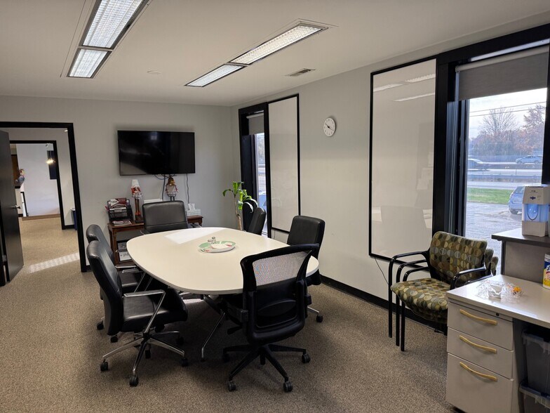 More Photos Of 125 N Service Rd, Saint Peters Warehouse For Sale