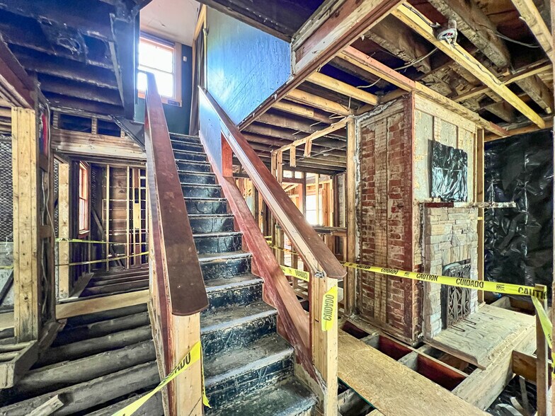 More Photos Of 1 Swan St, Asheville Freestanding For Sale