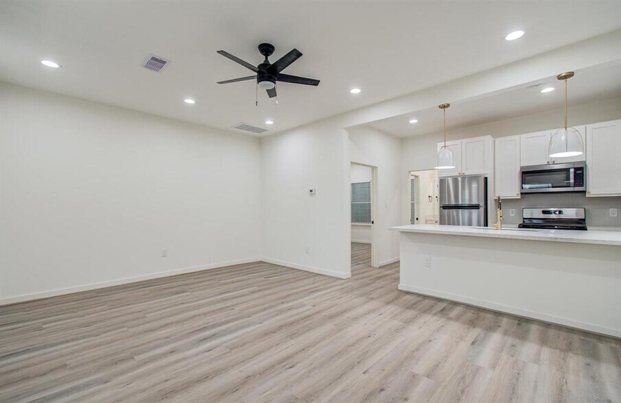 More Photos Of 4006 Navigation Blvd, Houston Office Residential For Lease