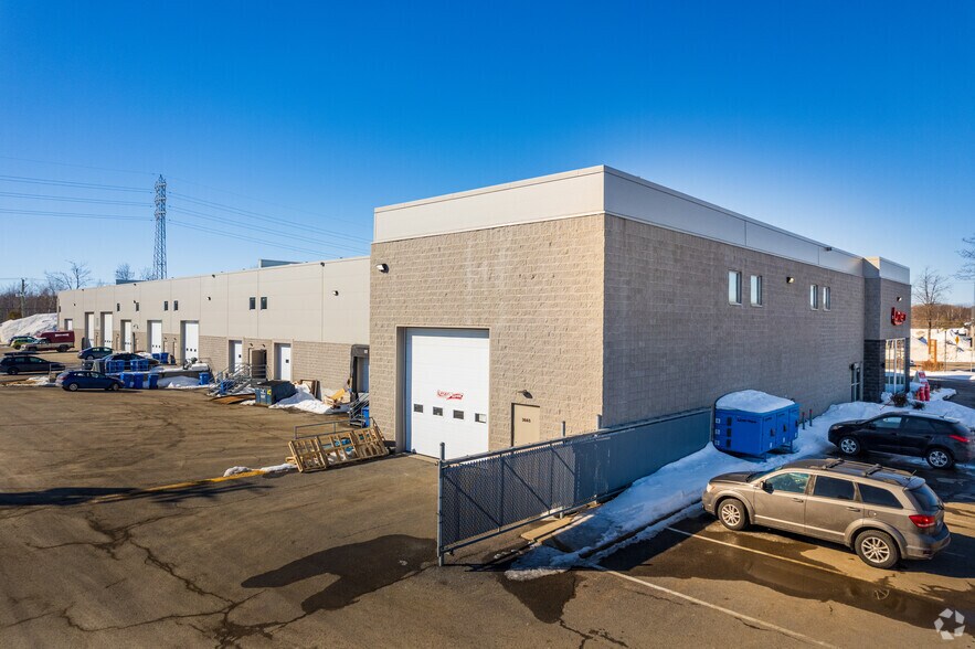 More Photos Of 3665-3701 Boul De La Cite-Des-Jeunes, Vaudreuil-dorion Light Distribution For Lease