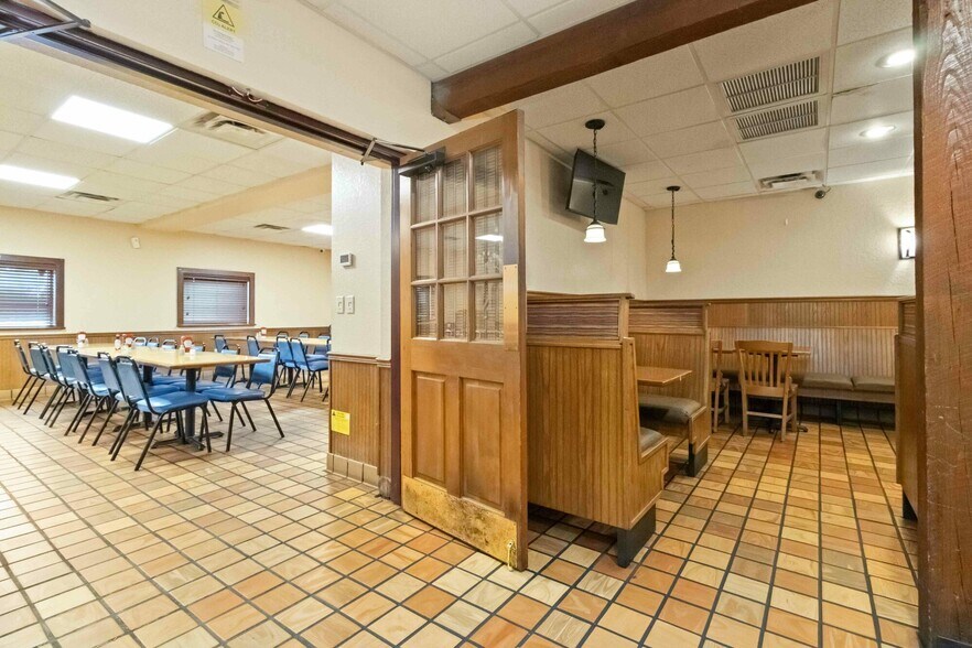 More Photos Of 1552 W King St, Cocoa Restaurant For Sale