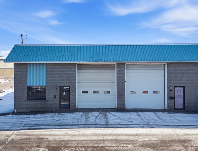 More Photos Of 1300-1314 Av Laplace, Laval Warehouse For Lease