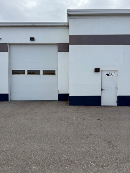 More Photos Of 16360 Innovation Ln, Fort Myers Showroom For Lease