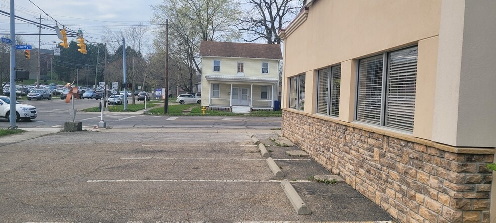 More Photos Of 122 W William St, Delaware Freestanding For Lease