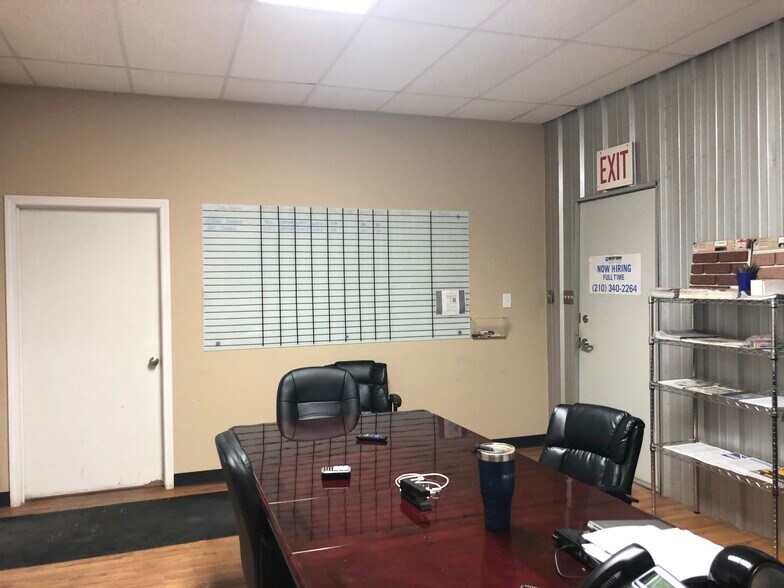 More Photos Of 602 S Loop 4, Buda Warehouse For Lease