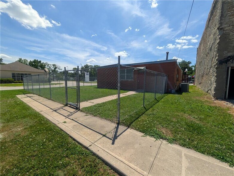 More Photos Of 910 New York St, Humboldt Freestanding For Sale