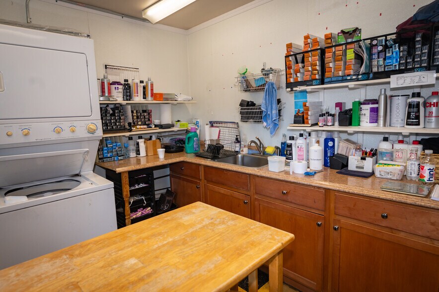 More Photos Of 56 N Plank Rd, Newburgh Freestanding For Sale