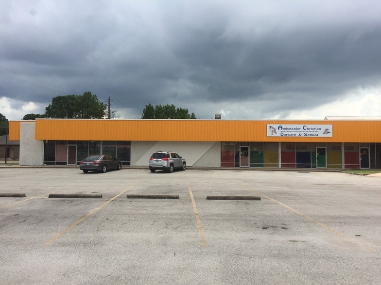 More Photos Of 10100 Kleckley Dr, Houston Storefront For Lease