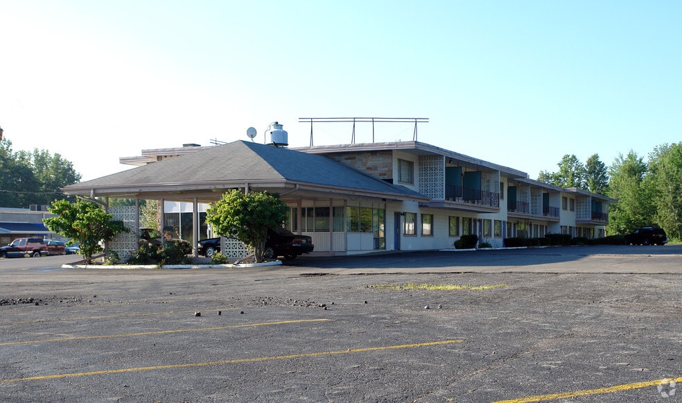 Primary Photo Of 4258 Youngstown Rd, Warren Hotel For Sale