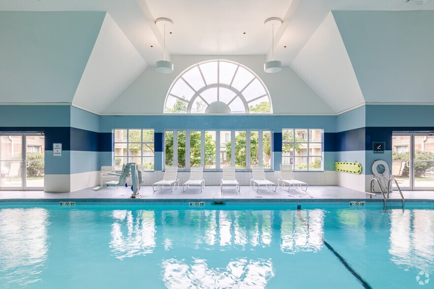 More Photos Of 900 W Lake Cook Rd, Buffalo Grove Hotel For Sale