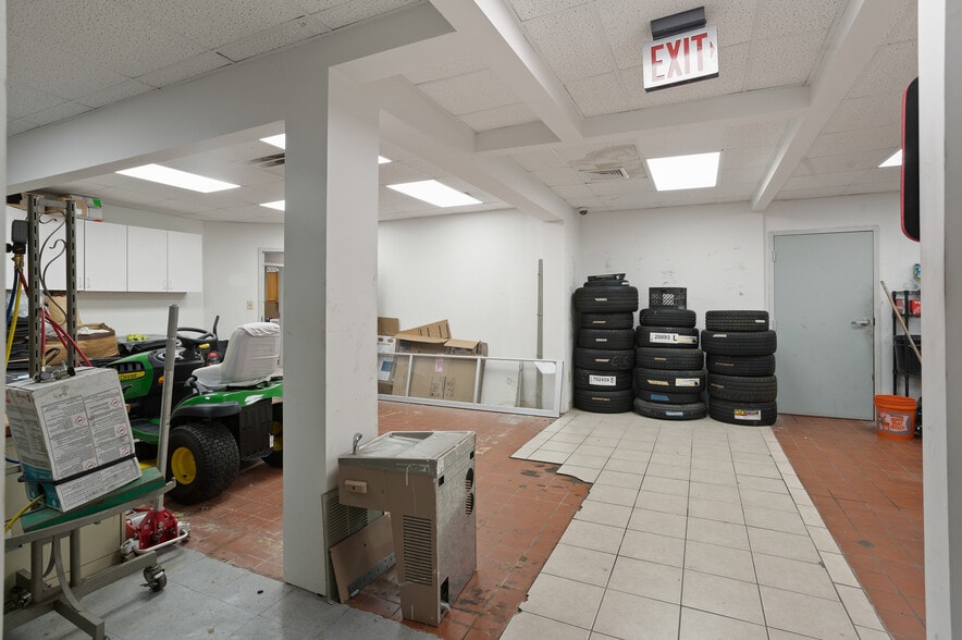 More Photos Of 2000 Columbia Ave, Franklin Freestanding For Lease