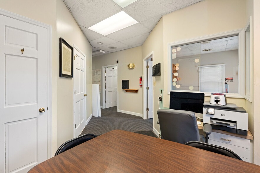 More Photos Of 1919 Boulevard St, Greensboro Office For Sale