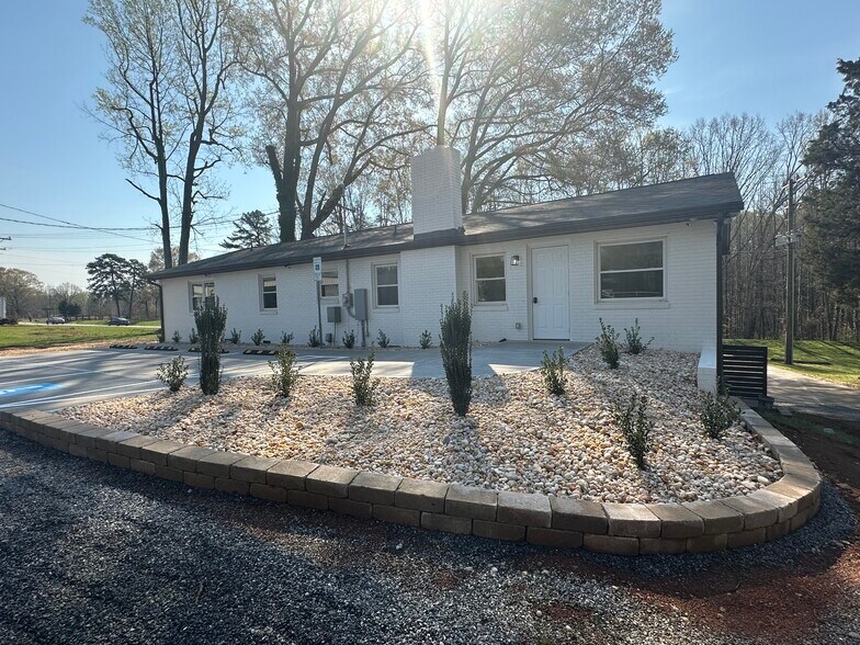 More Photos Of 679 Oakridge Farm Hwy, Mooresville Office For Lease