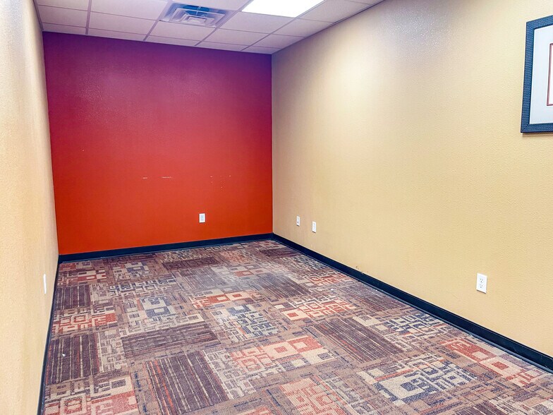 More Photos Of 415 Old Highway 90 W, Vidor Showroom For Lease