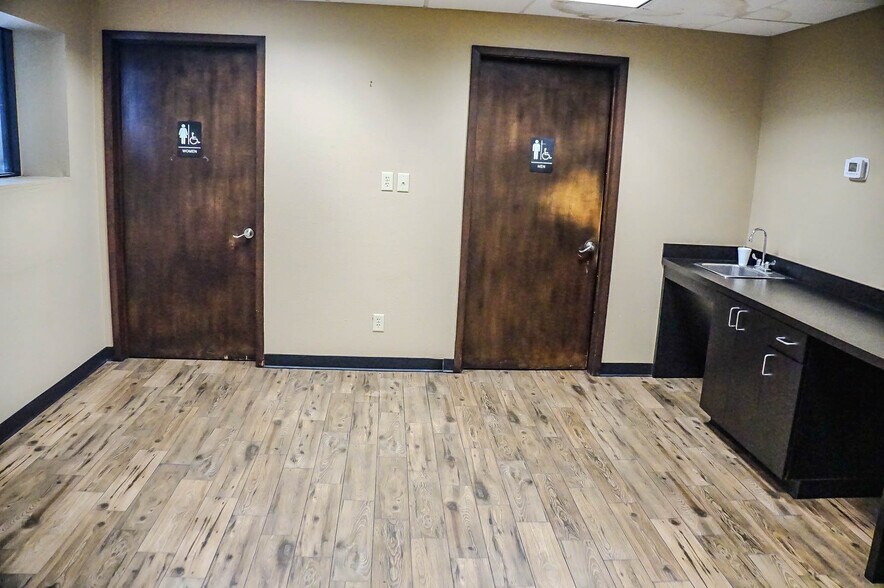 More Photos Of 3015 Fort Worth Hwy, Hudson Oaks Auto Dealership For Lease