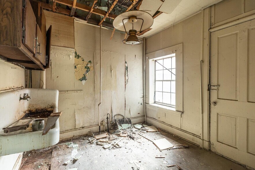 More Photos Of 2008 Colerain Ave, Cincinnati Apartments For Sale