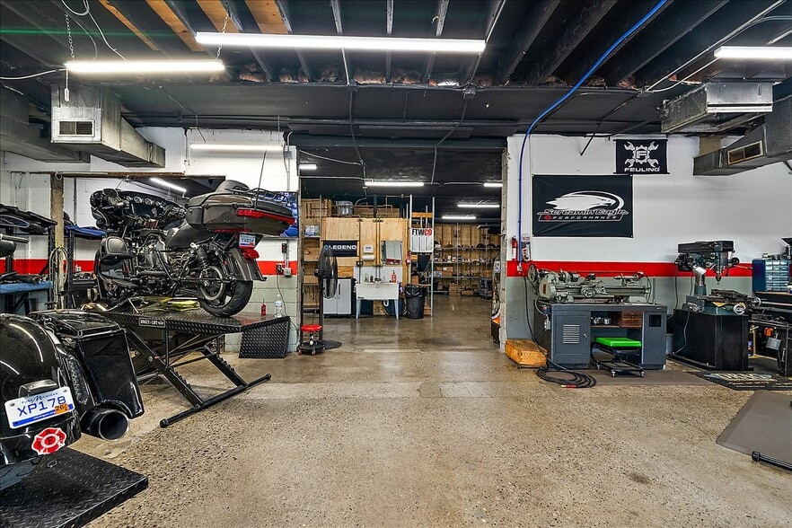 More Photos Of 1357 S Gratiot Ave, Clinton Township Showroom For Sale
