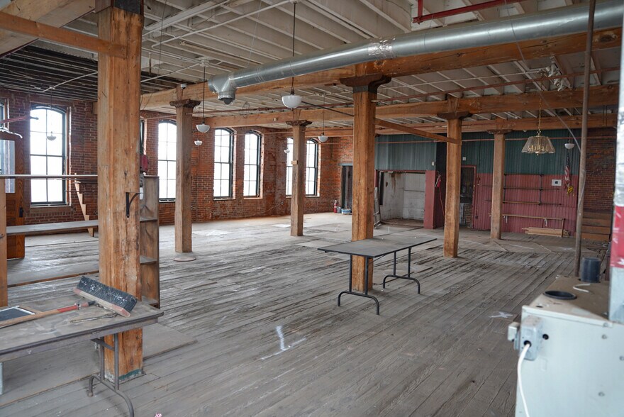 More Photos Of 160 N Main St, Mansfield Warehouse For Lease