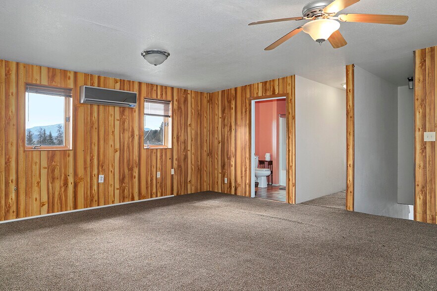 More Photos Of 2660 NW Vine St, Grants Pass Manufacturing For Sale