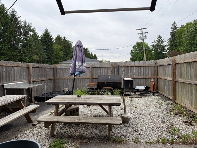 More Photos Of 617 S Washington St, New Paris Bar For Sale