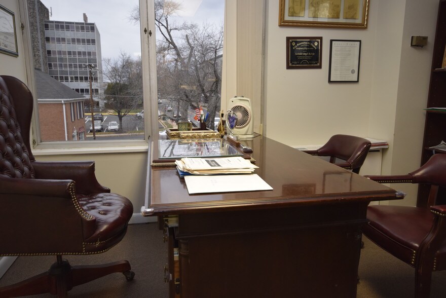 More Photos Of 701 W Broad St, Falls Church Office For Lease