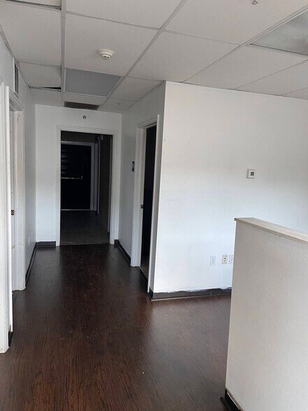 More Photos Of 6618-6628 26th Ct E, Sarasota Warehouse For Lease