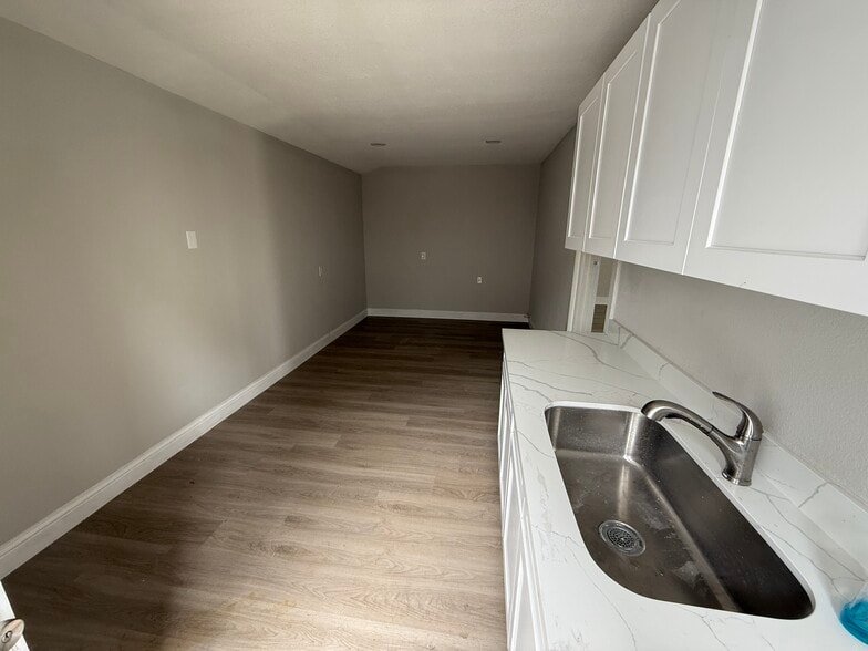 More Photos Of 2809 Market St, Baytown Office Residential For Lease