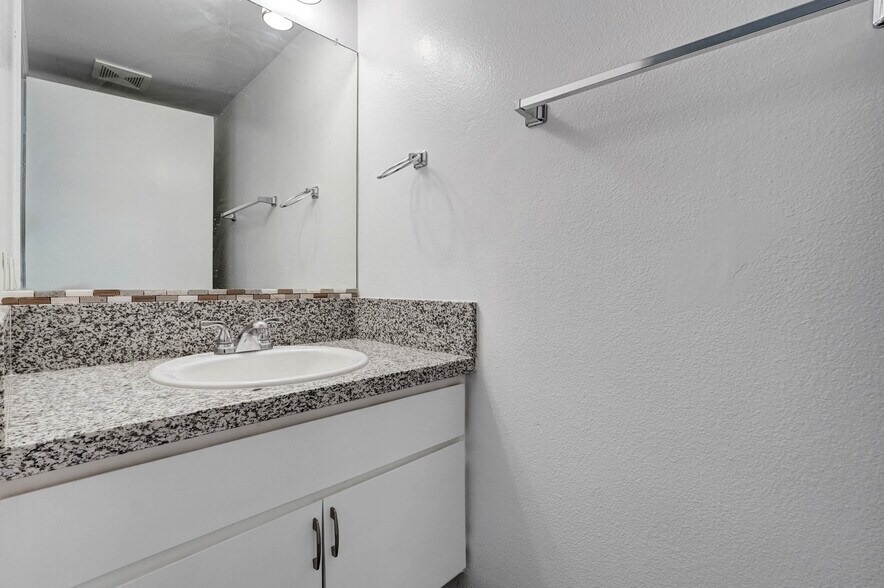More Photos Of 18547 Saticoy St, Reseda Apartments For Sale