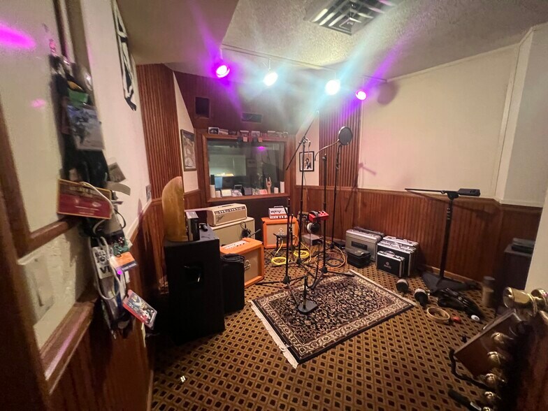 More Photos Of 3727 Broadway St, Kansas City Office For Lease