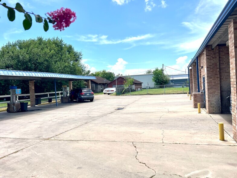 More Photos Of 2717 1/2 25th Ave N, Texas City Specialty For Sale