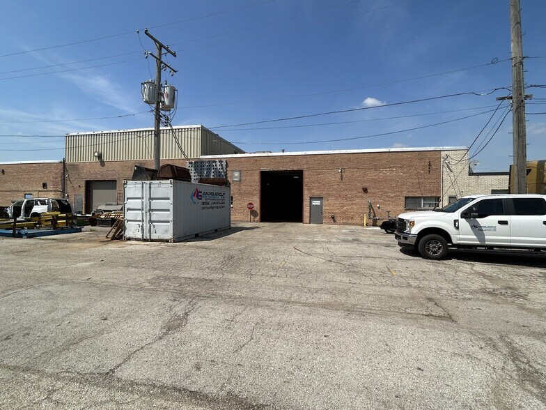 More Photos Of 521 Santa Rosa Dr, Des Plaines Warehouse For Lease