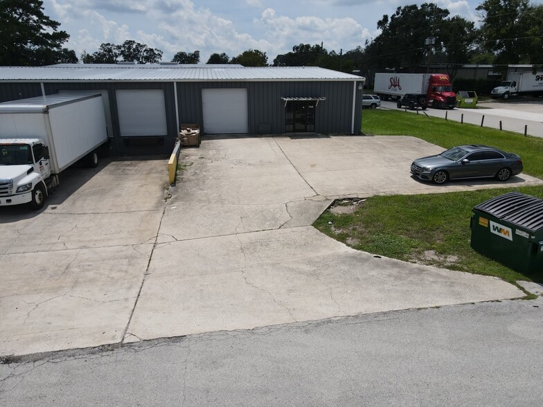 More Photos Of 748 Commerce Cir, Longwood Warehouse For Lease