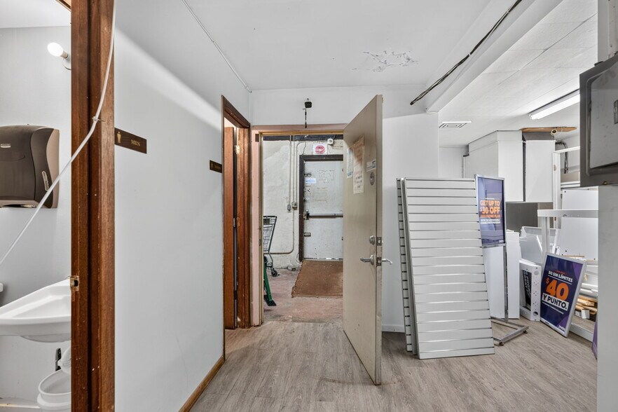 More Photos Of 1005 W Broadway Ave, Minneapolis Storefront For Sale