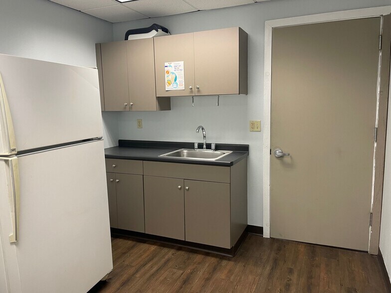 More Photos Of 4211 Glass Rd NE, Cedar Rapids Office For Lease