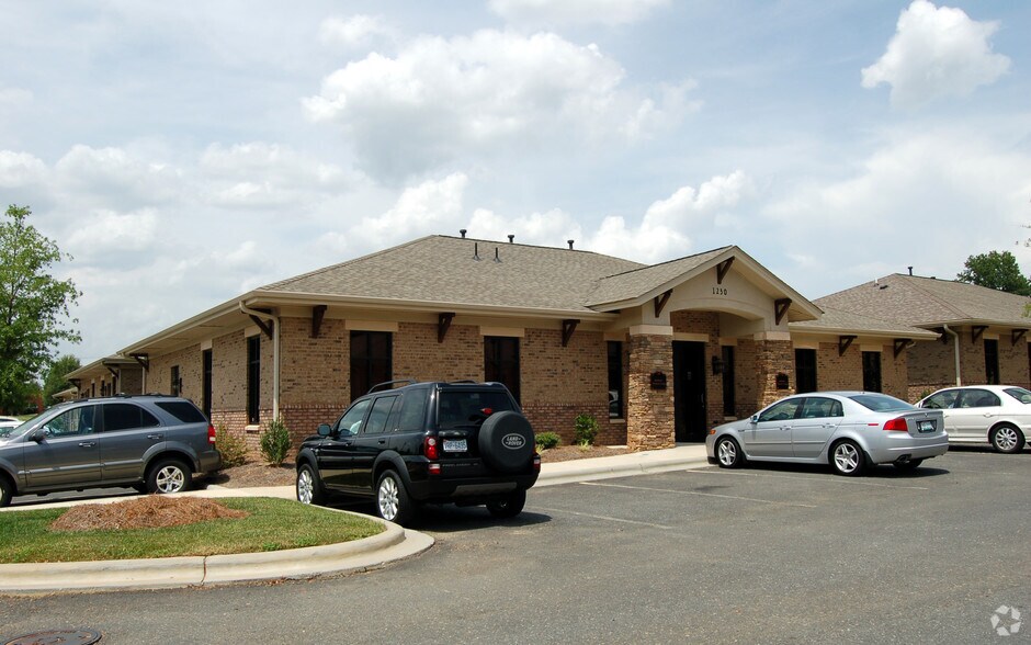 More Photos Of 1230 Mann Dr, Matthews Medical For Sale