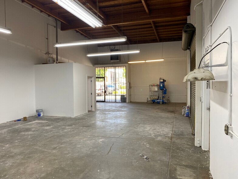 More Photos Of 2395 Monument Blvd, Concord Showroom For Sale