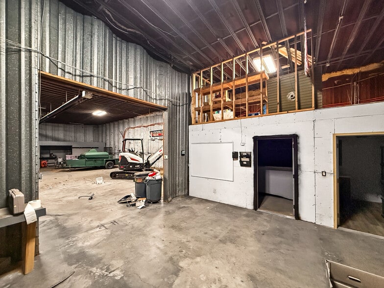 More Photos Of 10980 NE Hubbell Rd, Maxwell Industrial For Sale