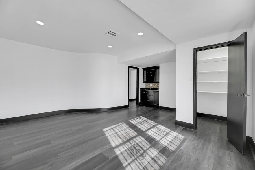 More Photos Of 530 S 7th St, Las Vegas Office Residential For Lease