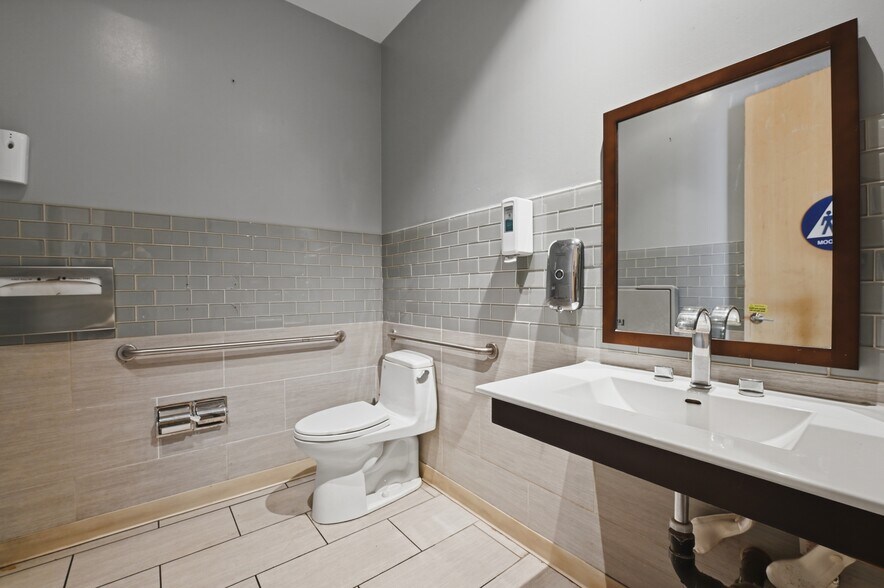More Photos Of 727-737 Pearl St, La Jolla Medical For Lease