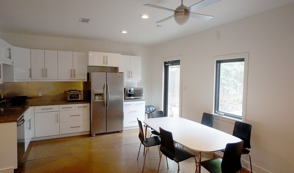 More Photos Of 106 Bagdad Ave W, Round Rock Office For Sale