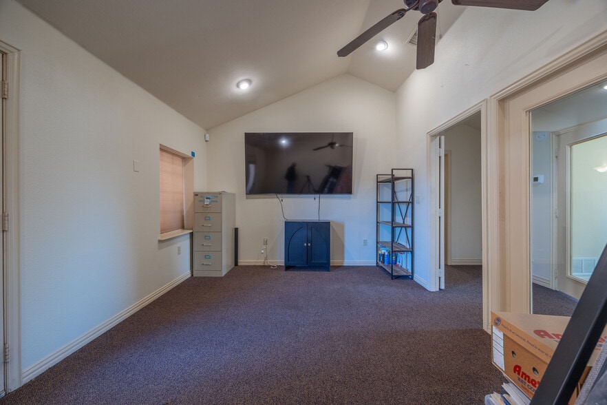 More Photos Of 1715 S Morgan St, Granbury Office Residential For Sale