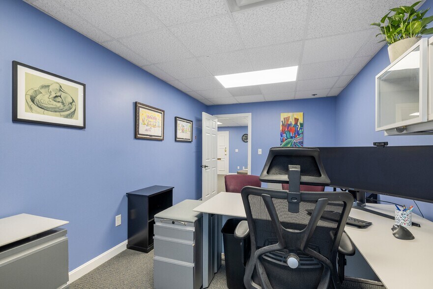 More Photos Of 10 Cedar St, Woburn Office For Sale