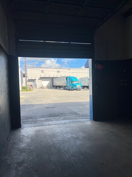 More Photos Of 7250 NW 41st St, Miami Warehouse For Lease