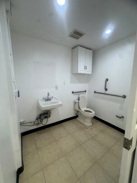 More Photos Of 106-14 Astoria Blvd, Flushing Office Residential For Lease